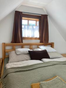DaňkoviceにあるPod Buchtouの窓のある部屋にベッドが2つある