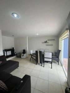 ein Wohnzimmer mit Sofa, Stühlen und einem Tisch in der Unterkunft departamento en yecapixtla in Tecolote