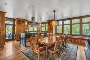 a dining room with a wooden table and chairs at Twin Peaks Lodge in Brighton +17 photos