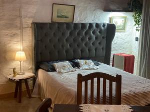 ein Schlafzimmer mit einem großen Bett mit schwarzem Kopfteil in der Unterkunft Home Sweet Hospedaje Temporal in Cordoba + 47 Fotos