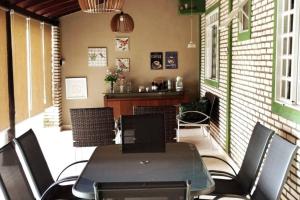 Et opholdsområde på Casa em região nobre com área Gourmet e Jacuzzi + 16 billeder