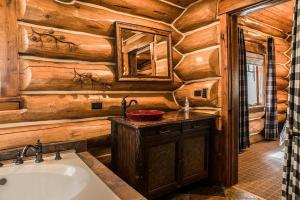Ένα μπάνιο στο Limber Pine Lodge +32 φωτογραφίες