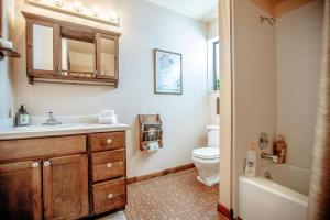 Ένα μπάνιο στο Storm Mountain Escape +20 φωτογραφίες