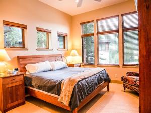 Postel nebo postele na pokoji v ubytování Mountain Memories - Private Solitude Townhome + 40 fotografií