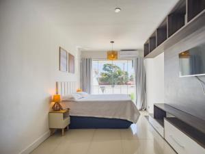 une chambre avec un lit et une grande fenêtre dans l'établissement Cabo Frio 3 Suítes, Piscina, 4 Vagas, Praia 8min, à Cabo Frio 56 autres photos