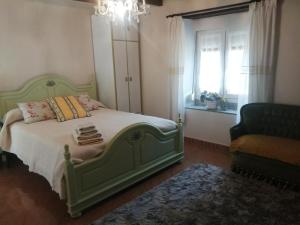 um quarto com uma cama verde e uma janela em El Caserio de Esther em Beranga