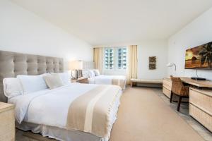 マイアミビーチにあるOceanview Private Condo at 1 Hotel & Homes -1015のベッド2台と机があるホテルの部屋
