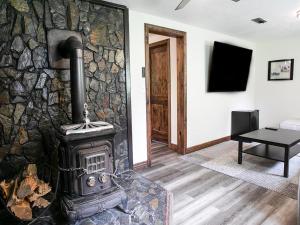 Μια τηλεόραση ή/και κέντρο ψυχαγωγίας στο Brighton Ski Cabin
