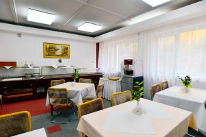 Reštaurácia alebo iné gastronomické zariadenie v ubytovaní Elita Hotel & Restauracja