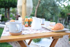 a picnic table with a tray of food and bread at Casa Nonna Generosa in Agerola