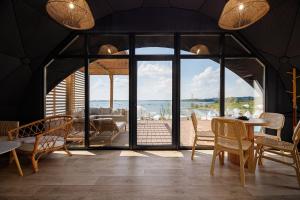 een eetkamer met uitzicht op de oceaan bij SIRKA SPACE Hotel in Tsetula