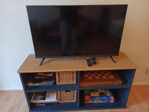 een tv op een stand met een tv bovenop bij Sybel in Berlijn