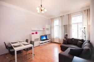 Гостиная зона в Modern Cozy Apartment by Ruterra