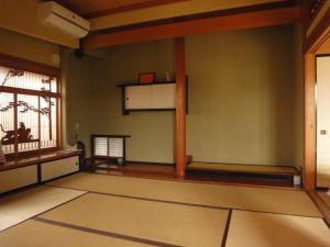 ein leeres Zimmer mit einem Tisch und einem Fenster in der Unterkunft Minpaku Hiraizumi in Hiraizumi