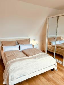 Postel nebo postele na pokoji v ubytování SeeLoft Nordhorn