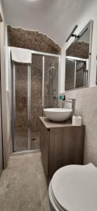 een badkamer met een toilet, een wastafel en een douche bij Lilly apartment in Catania