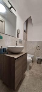 een badkamer met een wastafel en een toilet bij Lilly apartment in Catania +12 foto's
