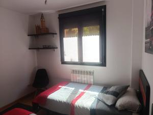 a bedroom with a bed and a window at Apartamento Montecanal 5 in Jaca