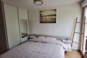 a bedroom with a bed and a picture on the wall at Appartement avec terrasse proche gare RER in Moissy-Cramayel