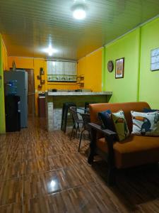 een woonkamer met een bank en een keuken bij Villa Angelo Puerto Viejo in Puerto Viejo