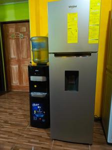 een koelkast en een watertank naast een blender bij Villa Angelo Puerto Viejo in Puerto Viejo +15 foto's