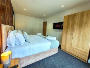 Foto Londonis asuva majutusasutuse 4 bed 2 bath Spacious House with 2 Driveway parking in Ilford London galeriist