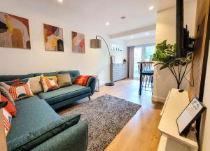 ein Wohnzimmer mit Sofa und Tisch in der Unterkunft 4 bed 2 bath Spacious House with 2 Driveway parking in Ilford London in London