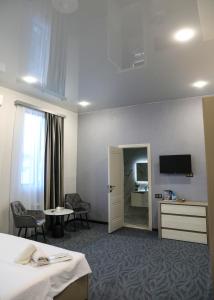 TV a/nebo společenská místnost v ubytování A E K A Hotel