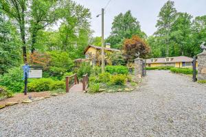 Κήπος έξω από το Chateau on Compass Creek Quiet Hayesville Escape