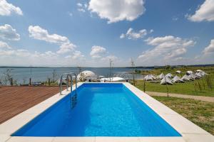 een zwembad met uitzicht op het water bij SIRKA SPACE Hotel in Tsetula