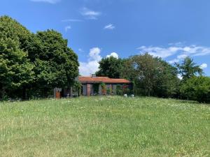 a house in the middle of a grassy field at VILLA TUGURIO. La tua casa immersa nel verde in Grumolo Pedemonte