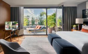 バルセロナにあるMandarin Oriental, Barcelonaのベッドとバルコニーがあるホテルの部屋