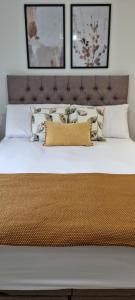 Ένα ή περισσότερα κρεβάτια σε δωμάτιο στο Homestay - Elegant, Quiet Modern Double Bedroom-Parking inc