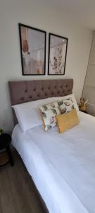 Ένα ή περισσότερα κρεβάτια σε δωμάτιο στο Homestay - Elegant, Quiet Modern Double Bedroom-Parking inc