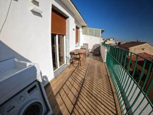 a balcony with a table and a washing machine at Michele Guest House in Pisa