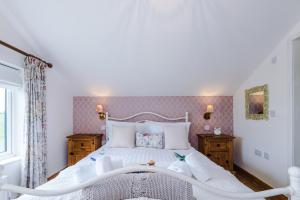 En eller flere senge i et værelse på NEW! Stunning 3- Bed Cottage in Audlem by 53 Degrees Property, Ideal for Families & Groups!