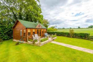 En have udenfor NEW! Stunning 3- Bed Cottage in Audlem by 53 Degrees Property, Ideal for Families & Groups!