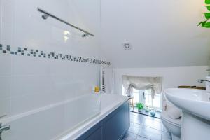 Et badeværelse på NEW! Stunning 3- Bed Cottage in Audlem by 53 Degrees Property, Ideal for Families & Groups! + 68 billeder