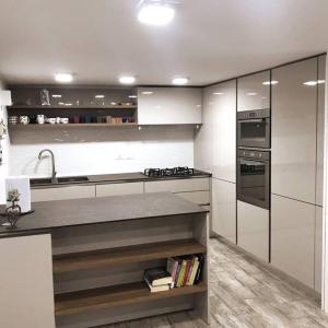 Kuchyň nebo kuchyňský kout v ubytování Splendido duplex moderno a 300 mt dalla spiaggia Sperlonga