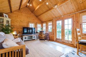 Et tv og/eller underholdning på NEW! Stunning 3- Bed Cottage in Audlem by 53 Degrees Property, Ideal for Families & Groups!