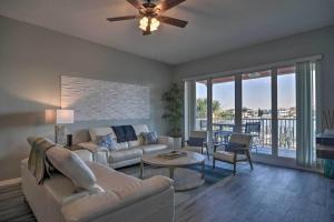 Χώρος καθιστικού στο 8 Min Walk To Beach, Pool, Hot Tub, Bay View
