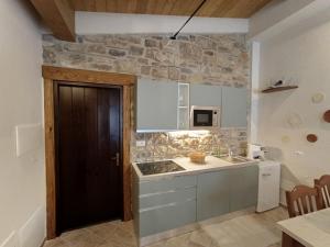 a kitchen with a sink and a microwave at Casale Pipolo in Trentinara