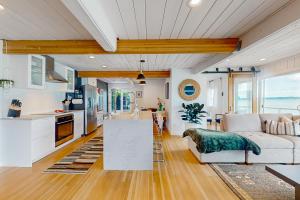 a living room with a white couch and a kitchen at Belcasa Hood Canal in Belfair
