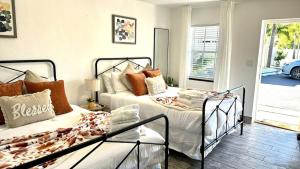 クリアウォーターにある2q Beds Studio Apt With Shared Pool 08のツインベッド2台付きのベッドルーム1室、出入り口が備わります。
