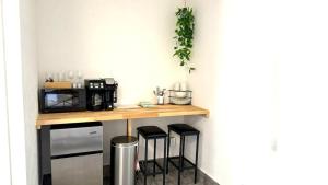 O bucătărie sau chicinetă la 2q Beds Studio Apt With Shared Pool 08