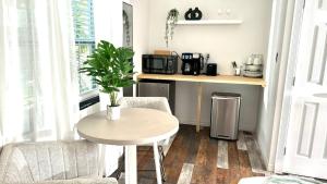 un soggiorno con tavolo e forno a microonde di 1k Bed Studio Apt With Shared Pool 07 a Clearwater