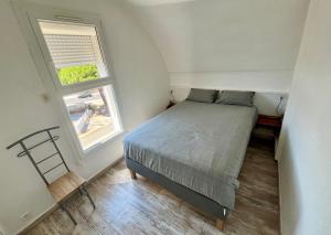 une petite chambre avec un lit et une fenêtre dans l'établissement L'appart B42, à Gruissan 21 autres photos