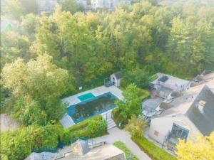 デュルビュイにあるAppartement Durbuy avec piscine et activitésのスイミングプール付きの家屋の上面の景色