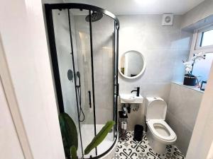 ein Badezimmer mit Dusche und Toilette in der Unterkunft Luxurious 3 Bedroom House in Kent