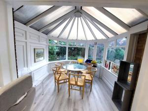 ein Esszimmer mit Tisch und Stühlen in der Unterkunft Luxurious 3 Bedroom House in Kent